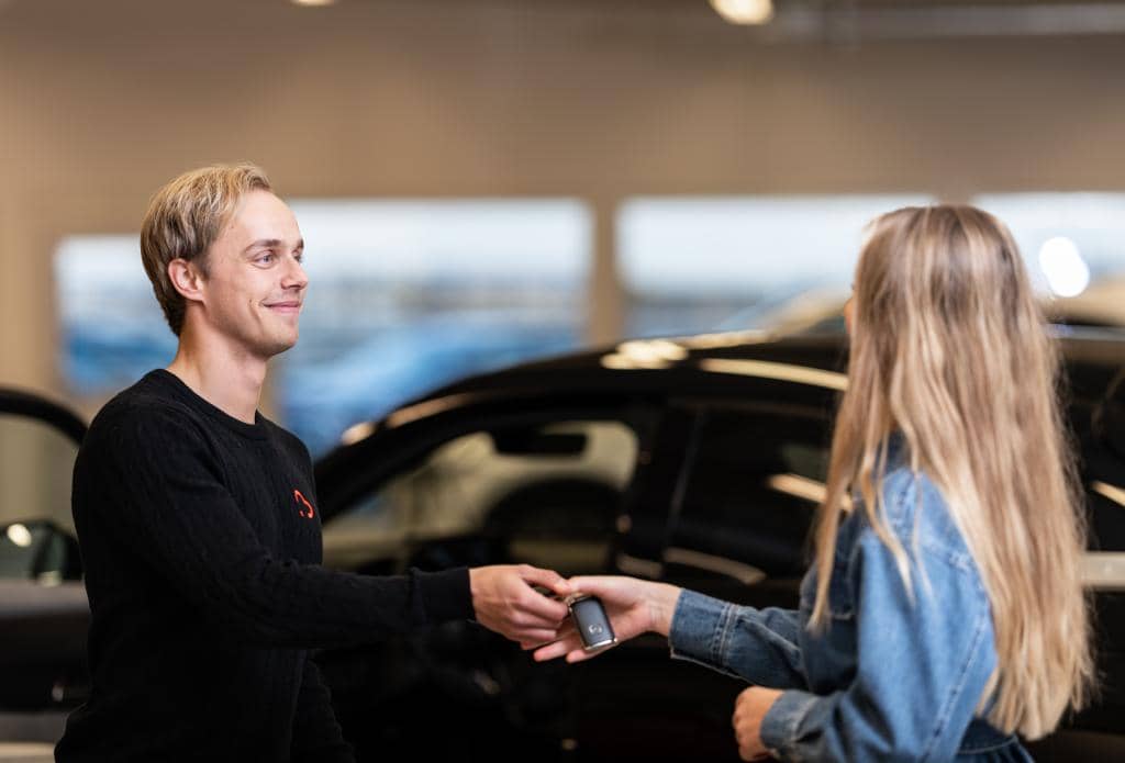 Kund köper begagnad bil av Oskari 1 Gratis bilvärdering online har aldrig varit enklare