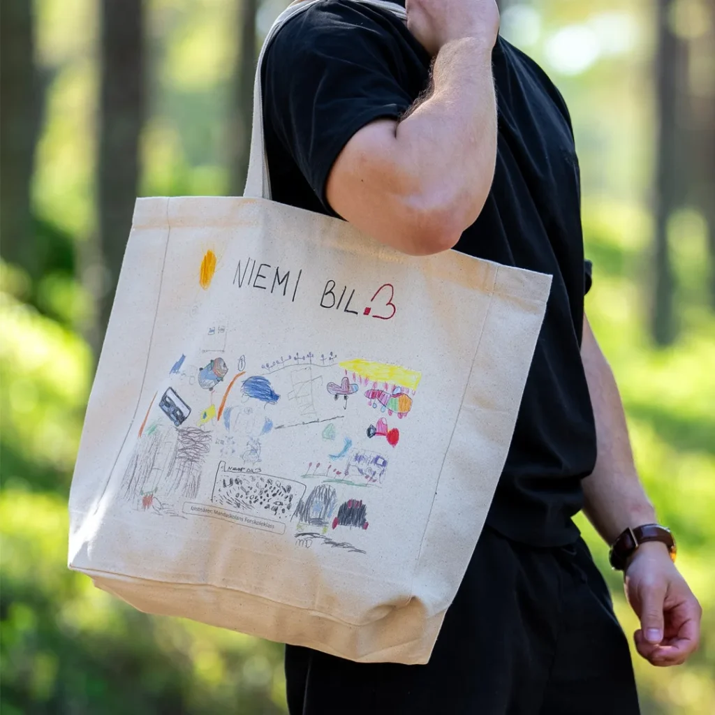 pase mockup Drömbilen: Modekollektion av konstnärerna på Mandaskolans förskoleklass!